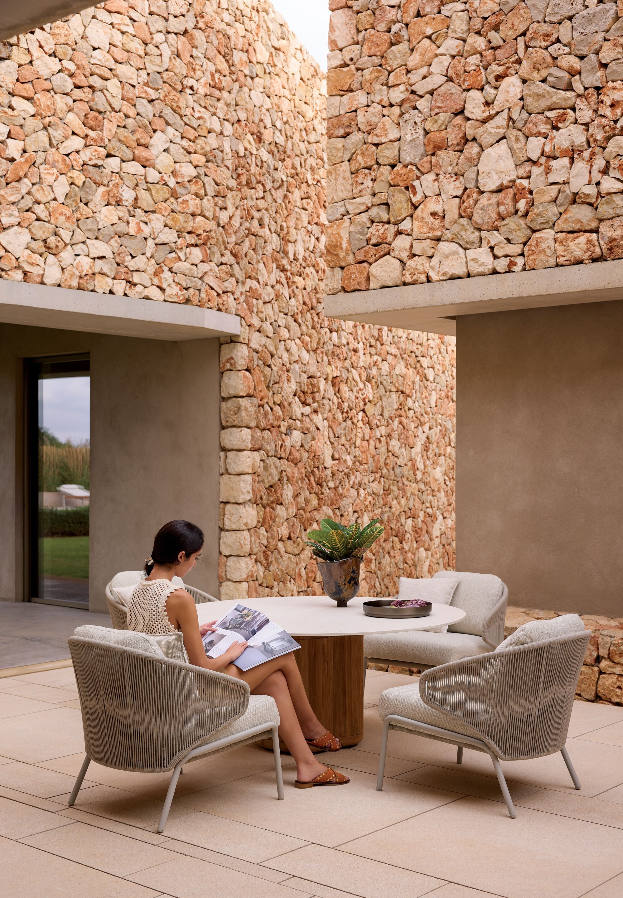 Круглый керамический обеденный стол с колесами MANUTTI Ogado ARCH-00128734