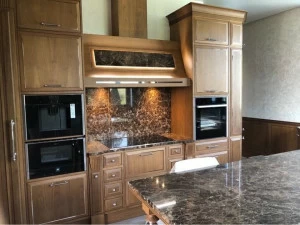 Martini Interiors Кухня из орехового дерева на заказ с ручками Essenza