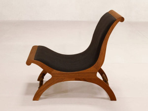 Кресло из тикового дерева без подлокотников с мягким сиденьем