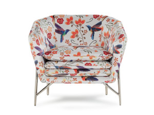 Тканевое кресло с подлокотниками