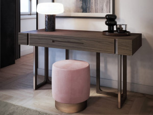 Деревянный стол с ящиками