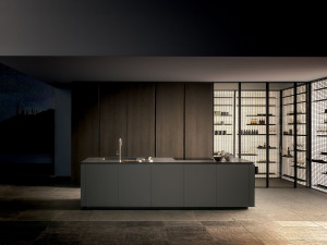 Кухня с деревянным островом и керамогранитом