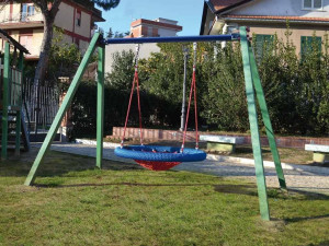 Переработанные пластиковые качели