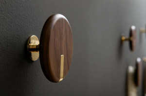 Настенная вешалка из массива дерева