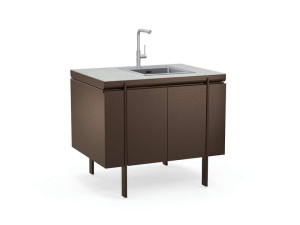 Закрытый кухонный модуль с раковиной и смесителем