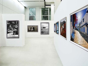 Алюминиевая настенная витрина