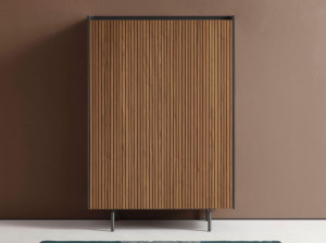 Деревянный шкаф с распашными дверцами