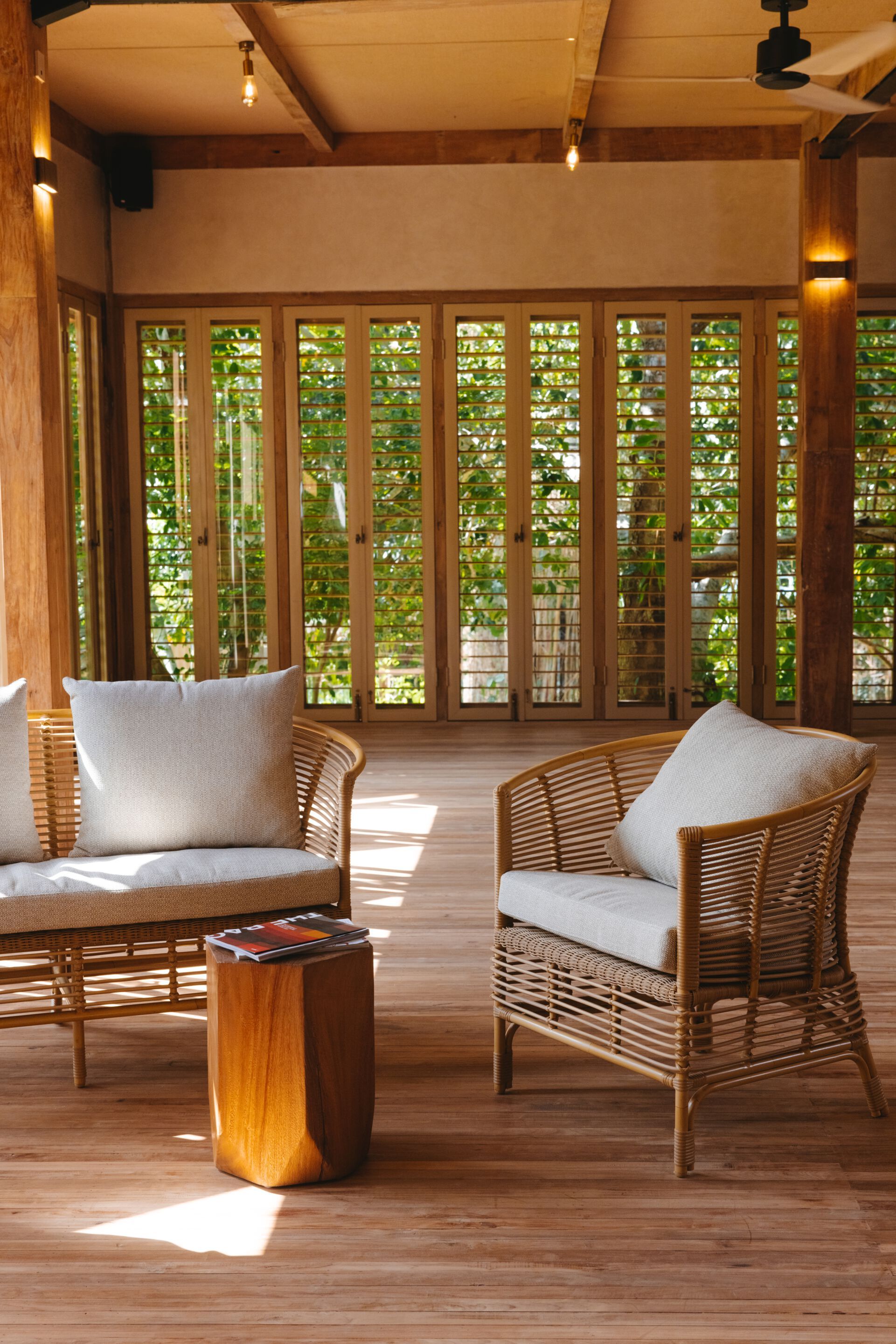 Низкий стул / деревянный шестиугольный садовый стол от Suar cbdesign деревенский стул ARCH-00118774 - Вид №1