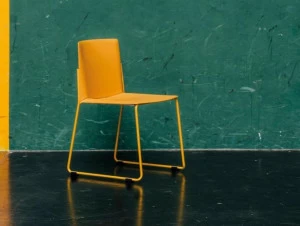 ENEA Стул из полипропилена, штабелируемый салазками Ema