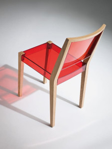 Стул из инженерного пластика и дерева