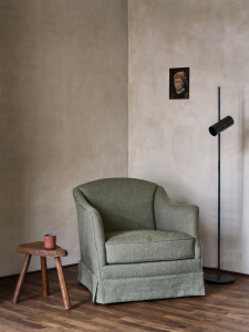 Тканевое кресло с подлокотниками