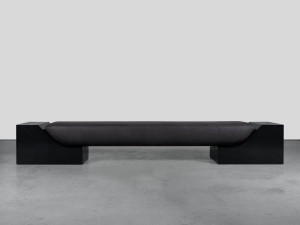 Мягкая скамейка из кожи и дерева