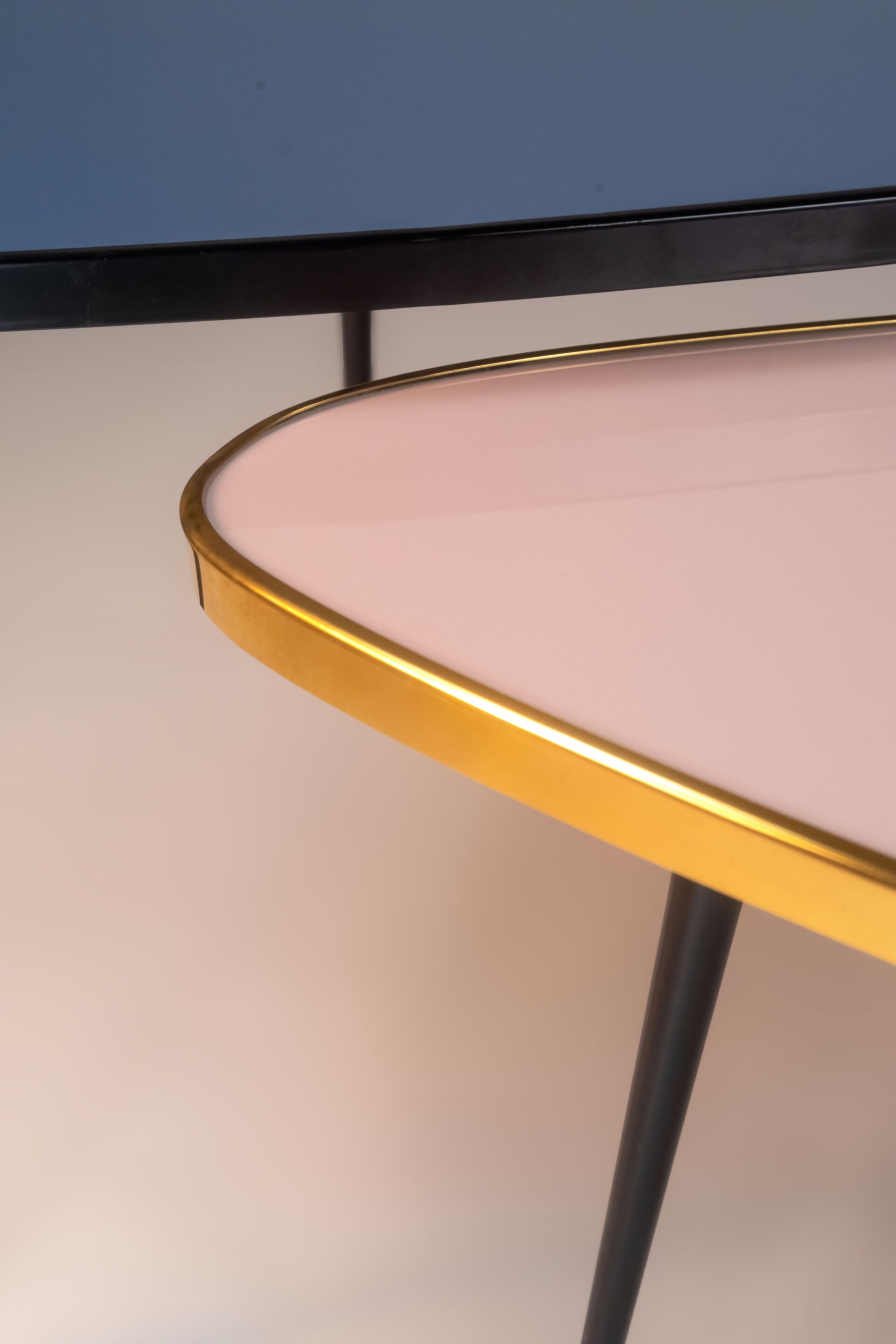 Журнальный столик из ламинированного стекла с полированным латунным профилем Jover+Valls Antique Boutique-Twist ARCH-00039988 - Вид №18