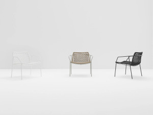 Кресло со стальными подлокотниками и морской веревкой