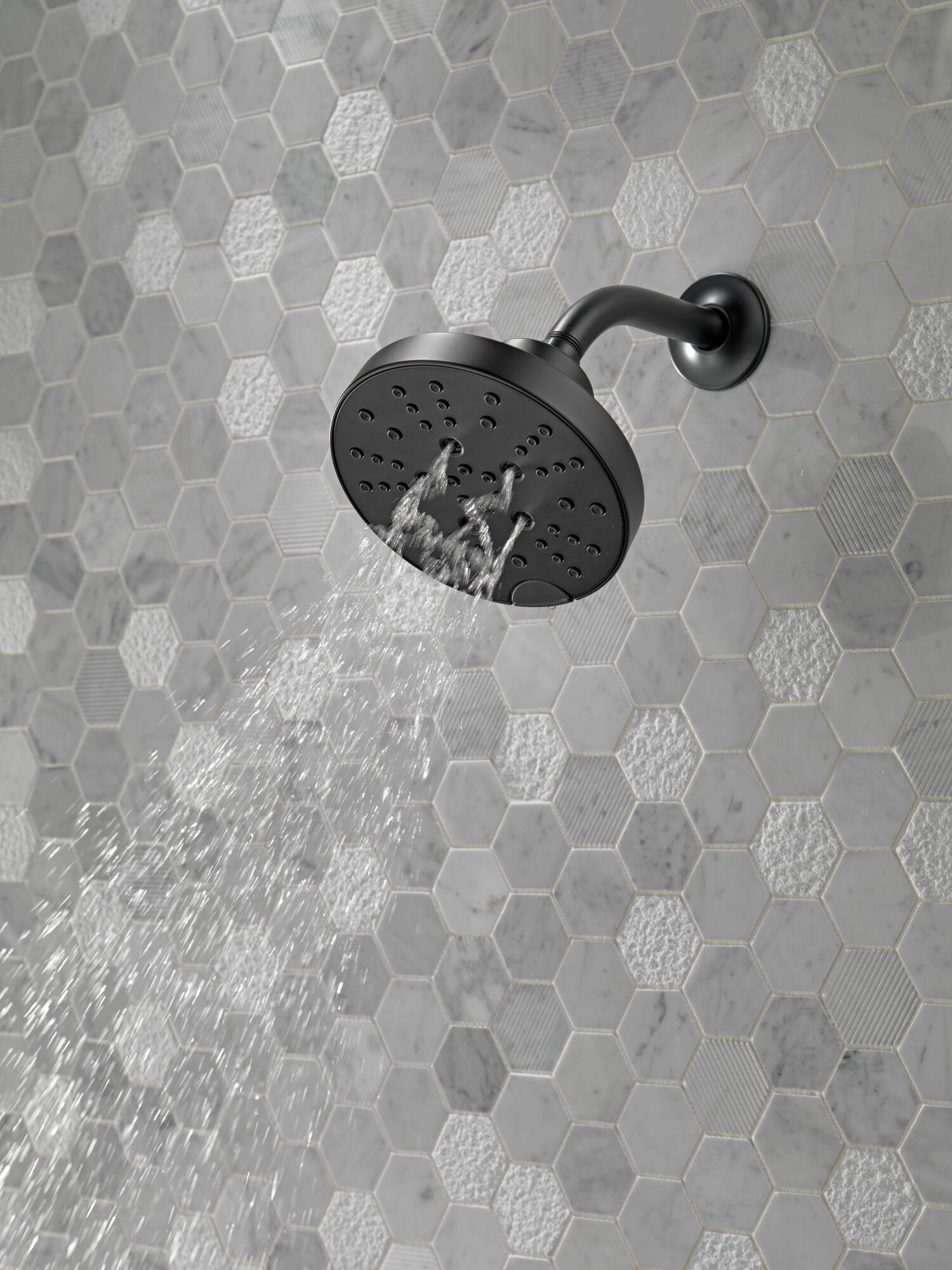 52668-BL H2Okinetic® Современная душевая лейка Raincan с 5 настройками Delta Faucet Universal Showering Матовый черный  - Вид №4