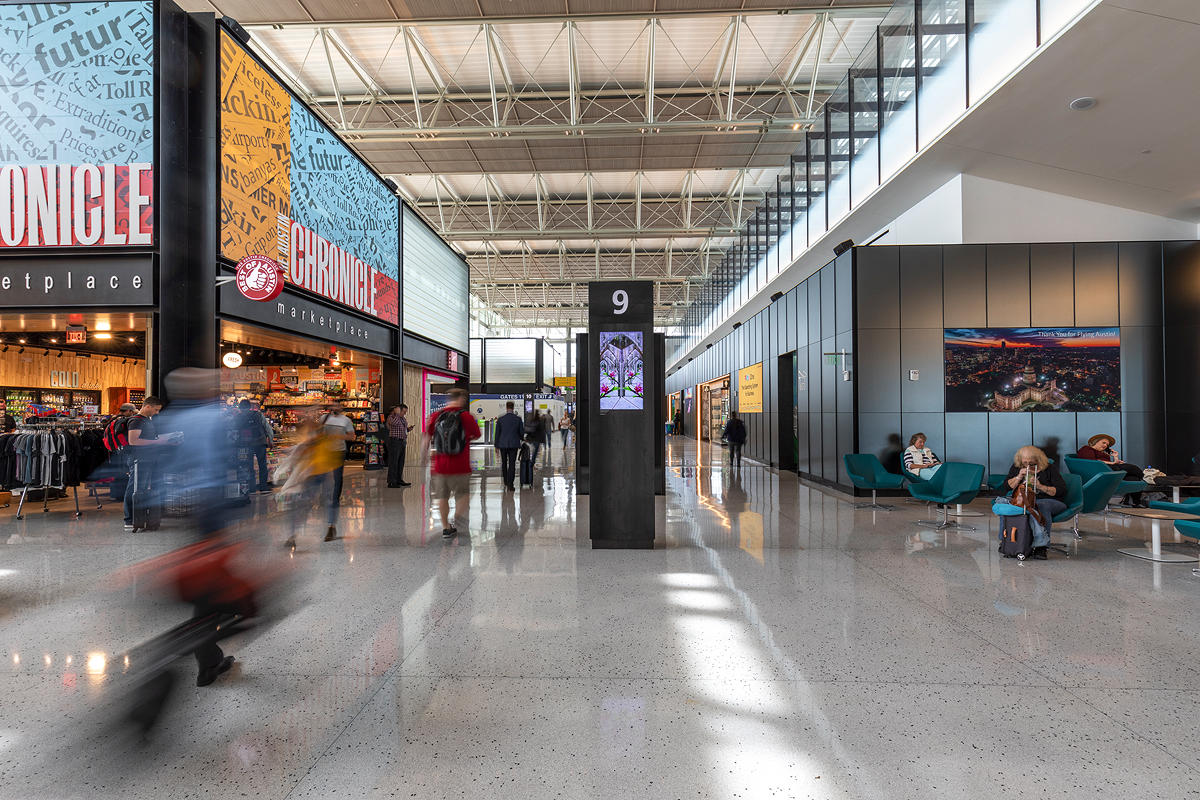 FSRT631 Деталь выравнивающей системы облицовки стен с панелями из вивистрата, слоями стекла в отражающей конфигурации с индивидуальным вытравленным рисунком и стандартной отделкой, а также выступами из нержавеющей стали в Frost Tower, Сан-Антонио, Техас F Forms-surfaces  - Вид №4