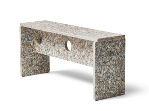 Скамейка из переработанного материала