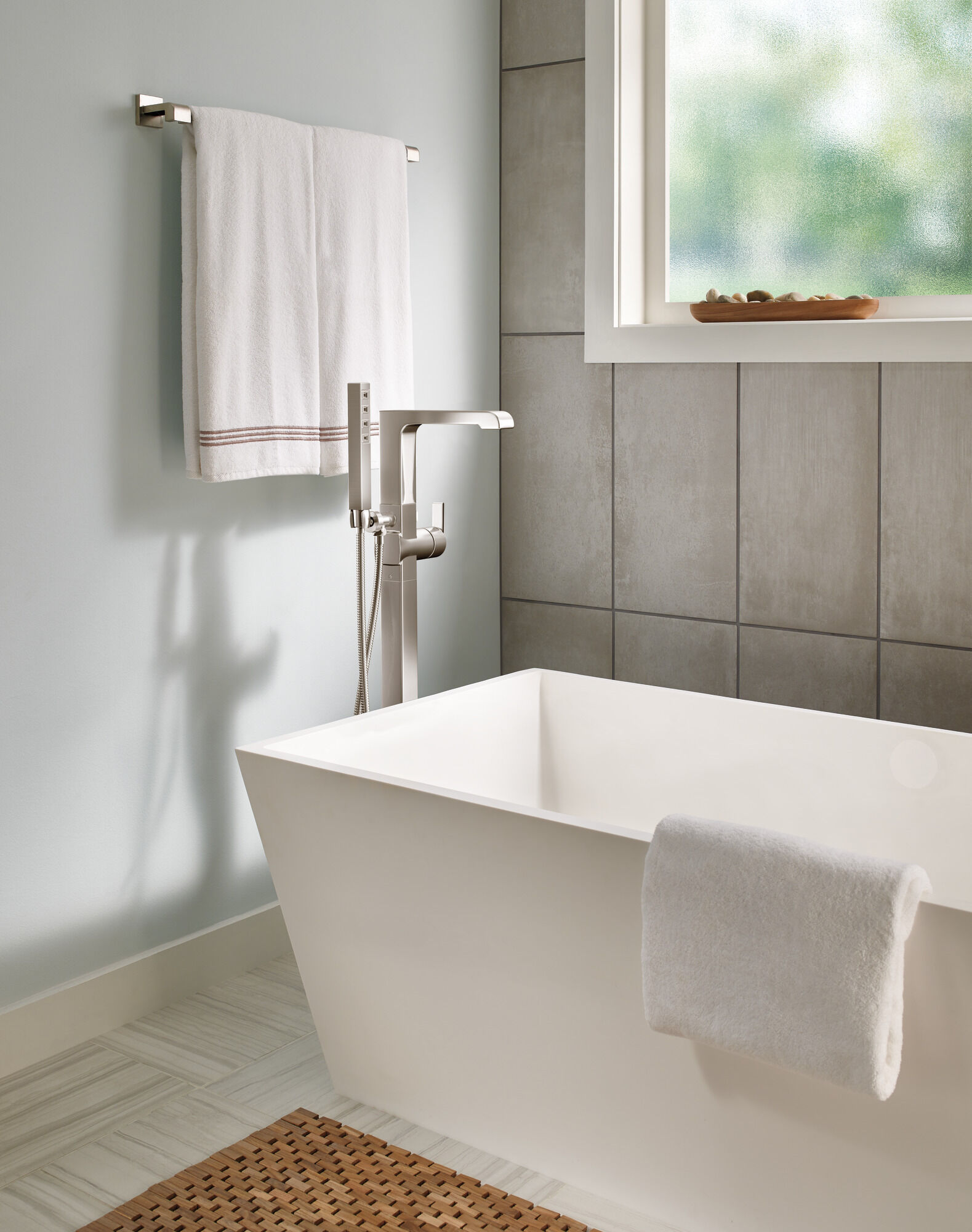 T4767-SSFL Напольная накладка для ванны с одной ручкой и ручным душем Delta Faucet Ara Нержавеющая сталь - Вид №5