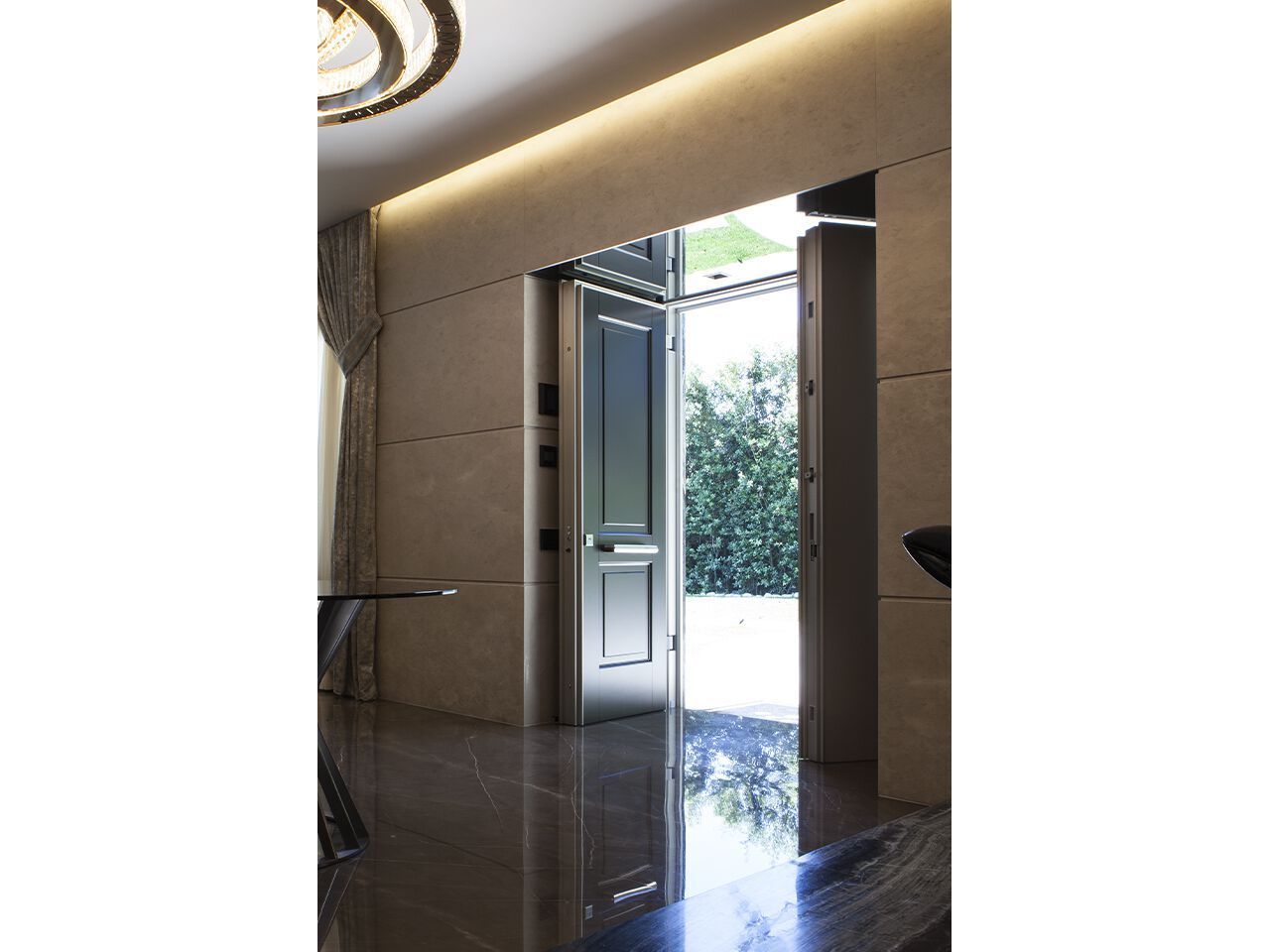 Входная дверь из массива дерева Oikos Tekno ARCH-00150282 - Вид №2