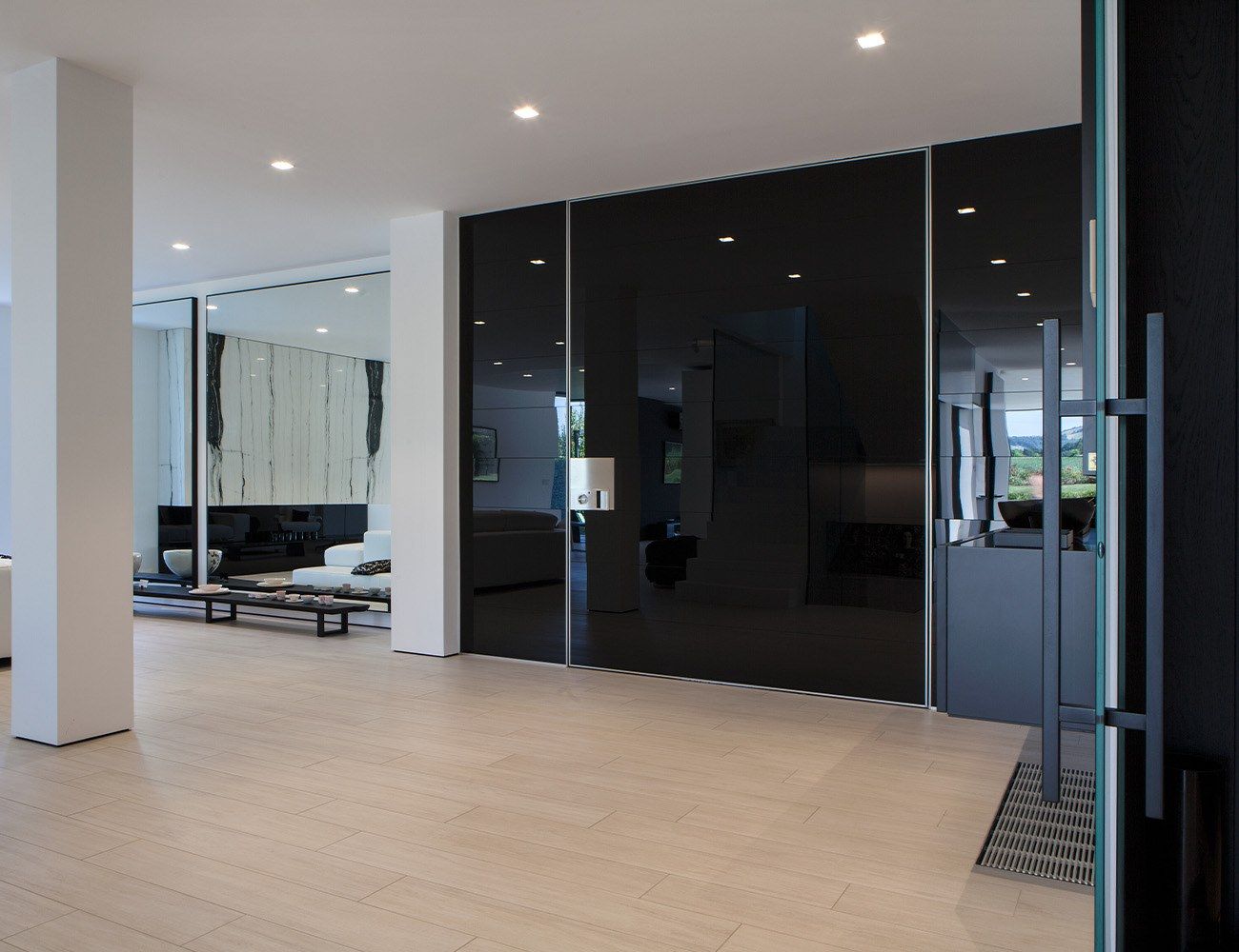 Бронированная дверь с полированным стеклянным покрытием Oikos Synua ARCH-00047736 - Вид №7