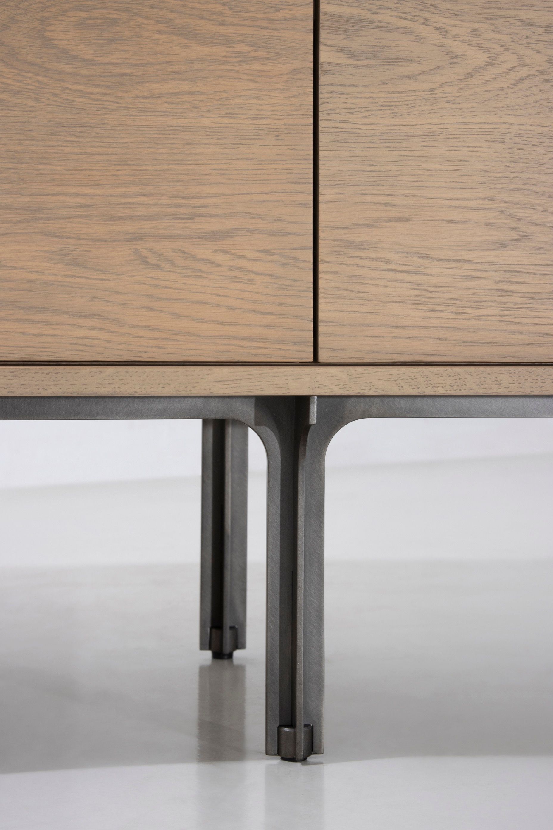 Шкаф из дуба с распашными дверями District Eight Tote ARCH-00118256 - Вид №3