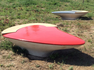 Реконструированная каменная изогнутая скамья