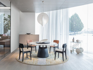 Круглый стол с мраморной столешницей и основанием из искусственной кожи