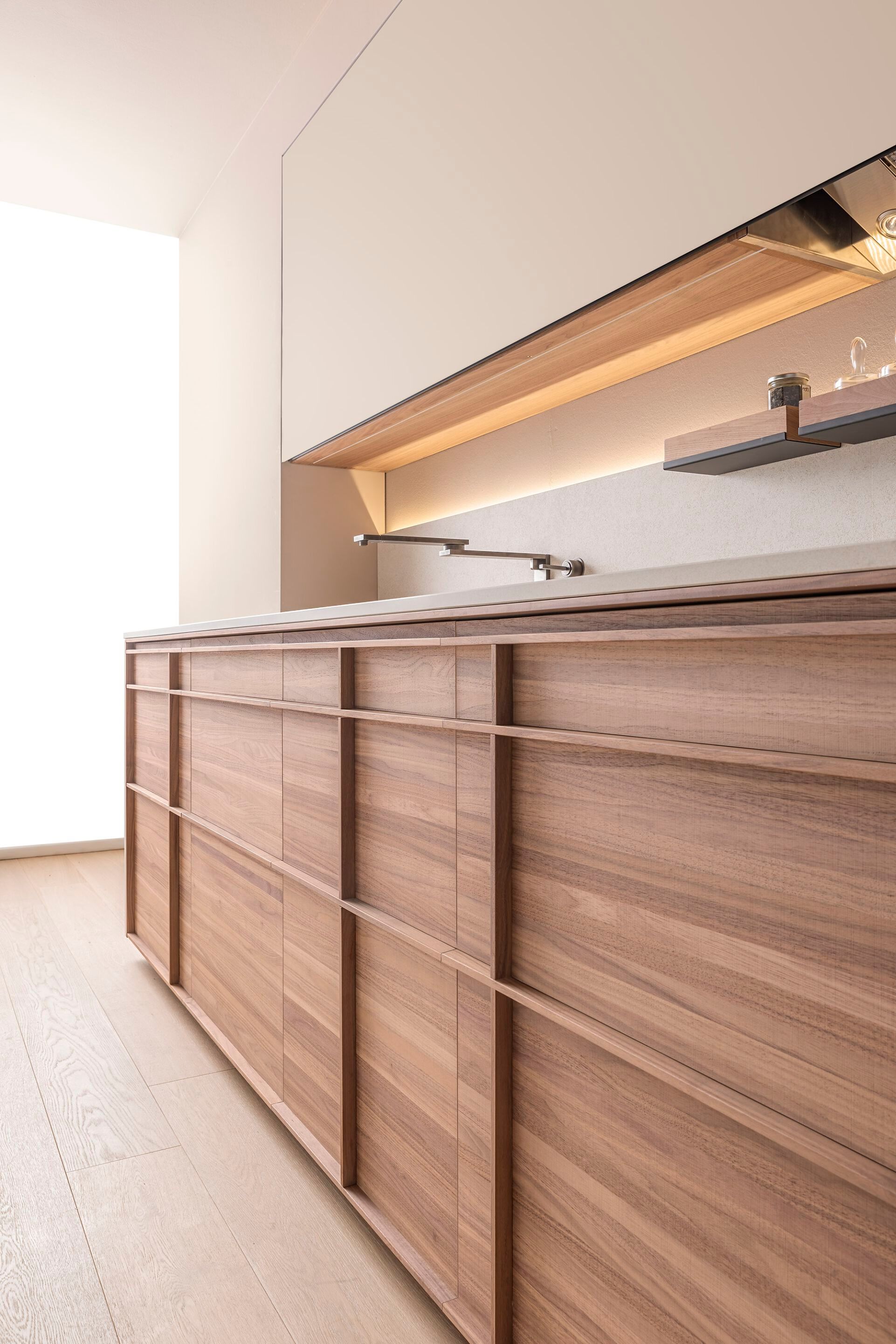 Встроенная кухня из грецкого ореха VALCUCINE Archigraphica ARCH-00016498 - Вид №1