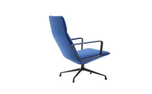 Спицевое кресло с высокой спинкой