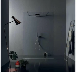 TAMANACO Душевая кабина с кристаллами в центре комнаты