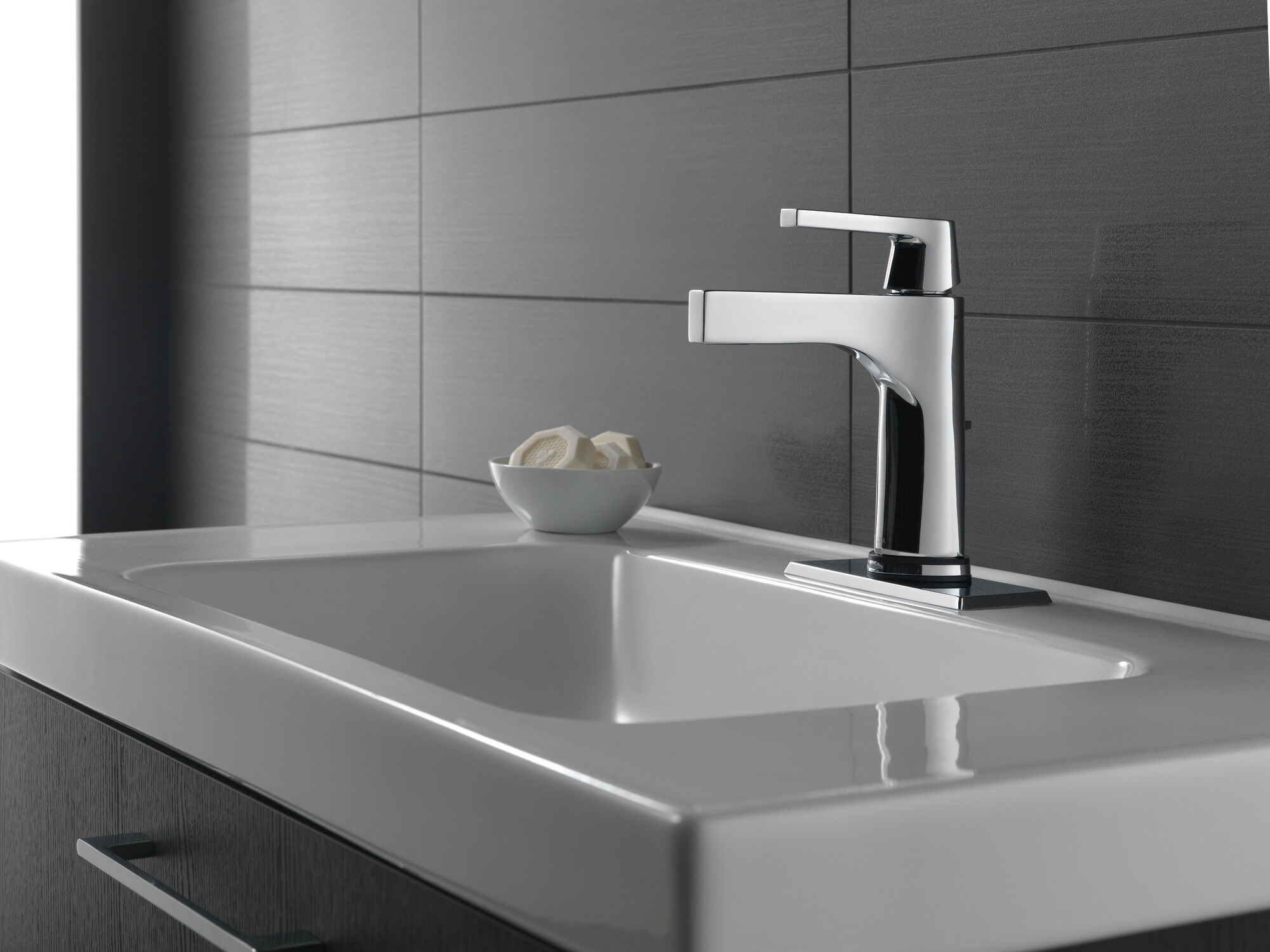 574T-CZ-DST Смеситель для ванной с одной ручкой с технологией Touch2O.xt® Delta Faucet Zura Шампанское бронза  - Вид №2