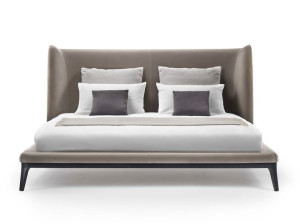 Кровать с высоким изголовьем