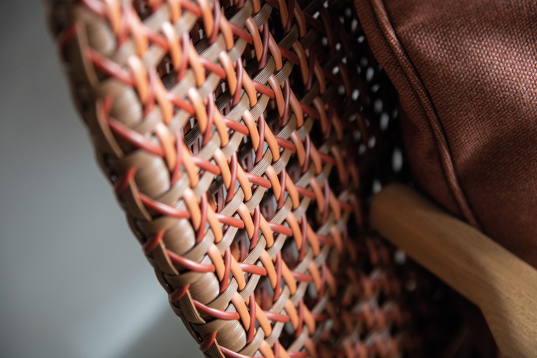 Плетеное кресло-качалка из тикового дерева с подлокотниками Gloster ARCH-00002857 - Вид №6