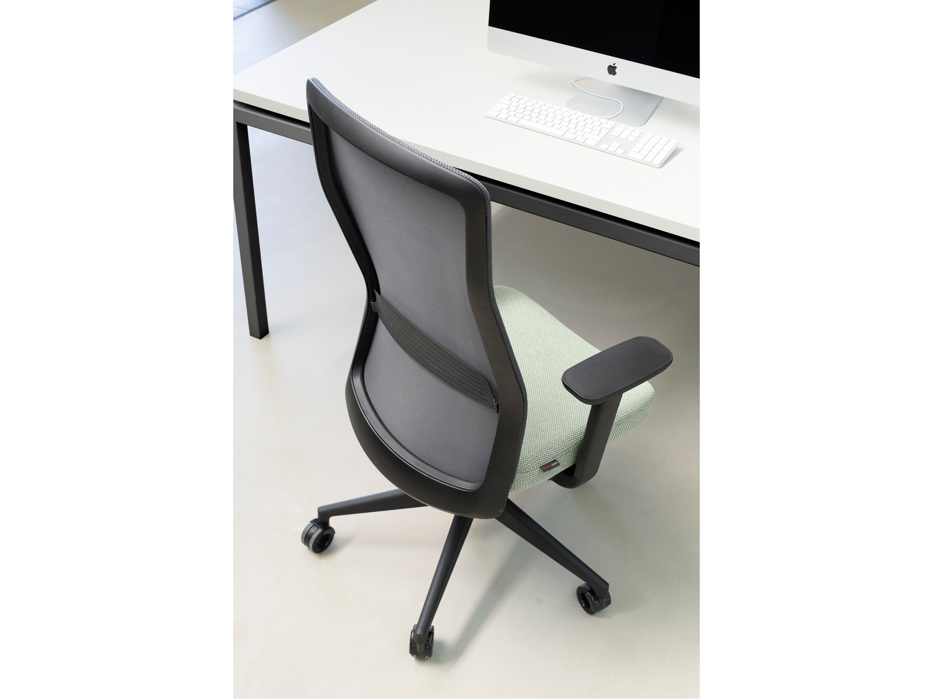 Пластиковый операционный офисный стул с подлокотниками 5 спиц Quinti Sedute It's It ARCH-00103539 - Вид №7