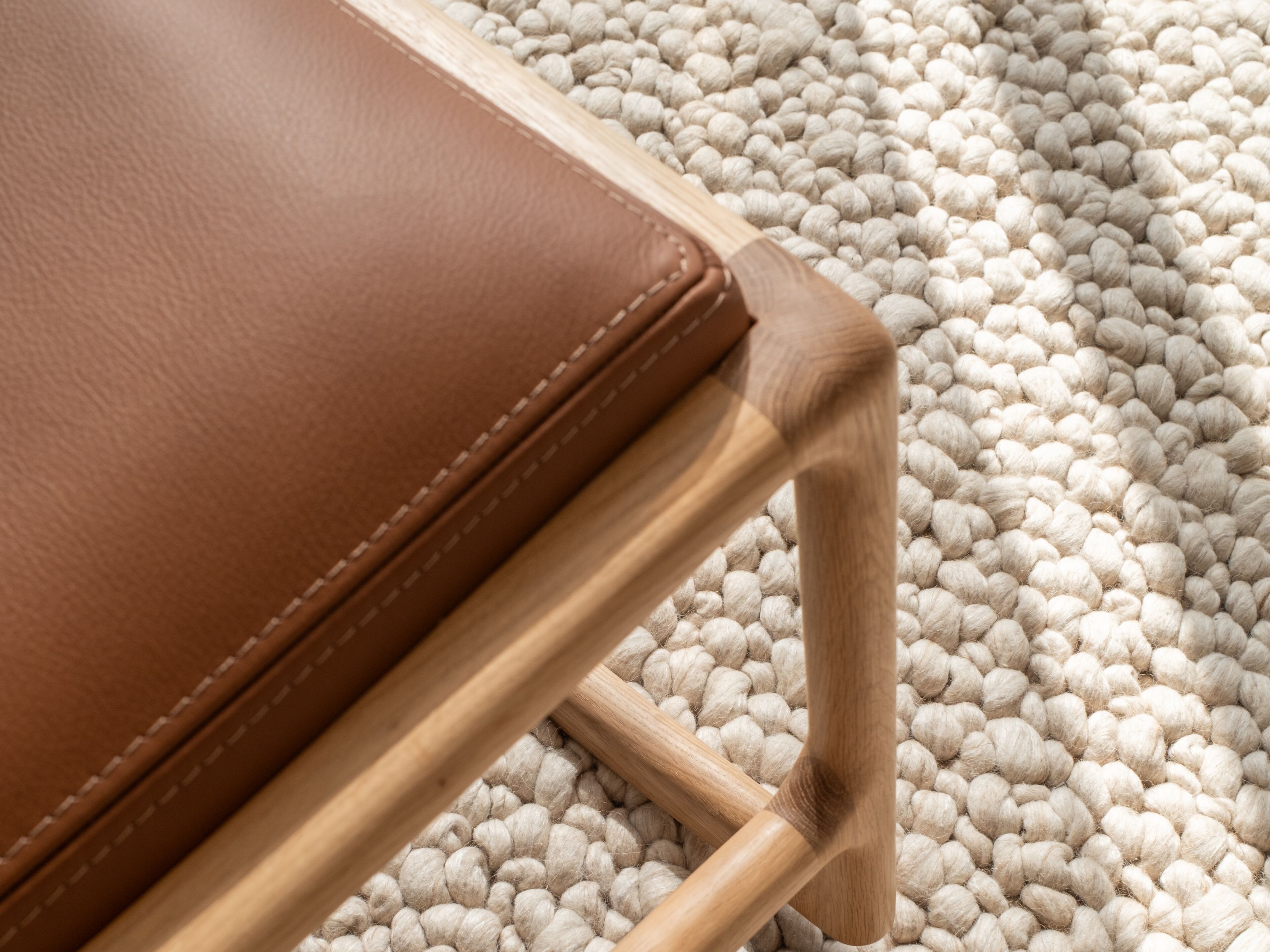 Подставка для ног из кожи и дуба Gazzda Dedo ARCH-00144831 - Вид №3