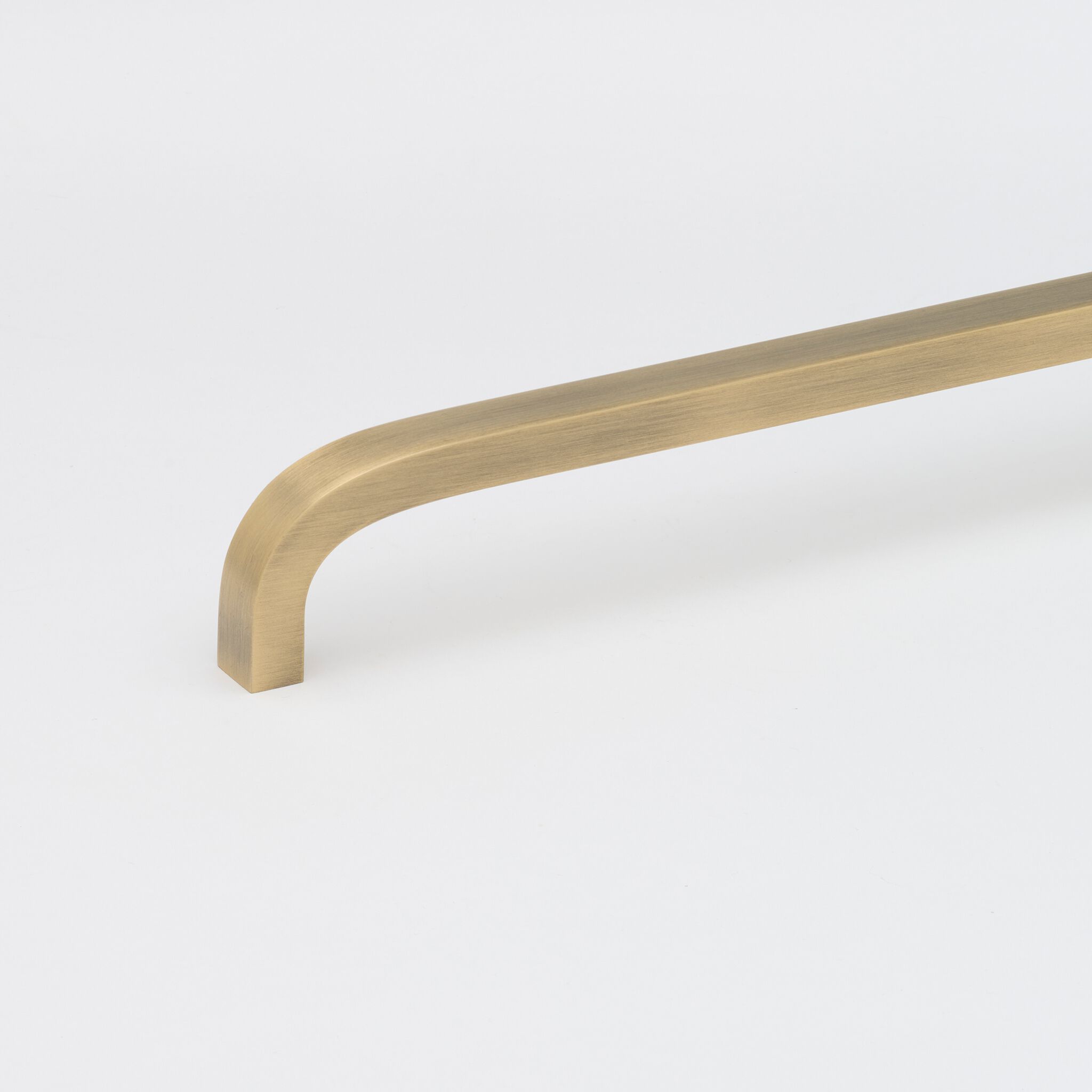 Латунная мебельная ручка Lo & Co Interiors Curve ARCH-00101114 - Вид №24