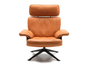 Кожаное кресло с подголовником