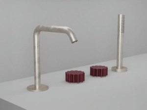 Хромированный латунный кран с 4 отверстиями