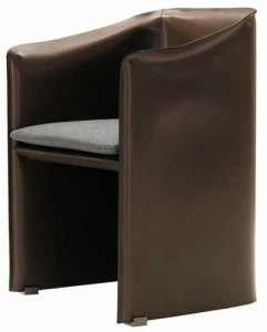 Minotti Мягкое кожаное кресло с подлокотниками