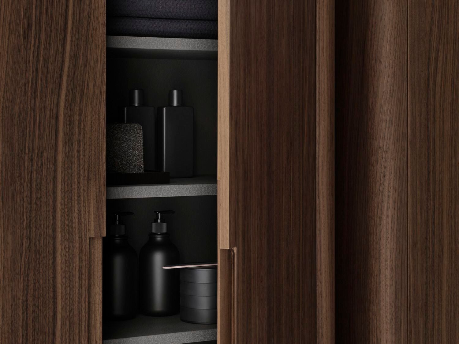 Подвесной шкаф для ванной комнаты из орехового дерева с дверцами Falper ViaVeneto Classica ARCH-00135342 - Вид №1