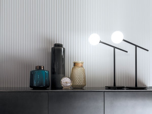 Металлическая настольная лампа