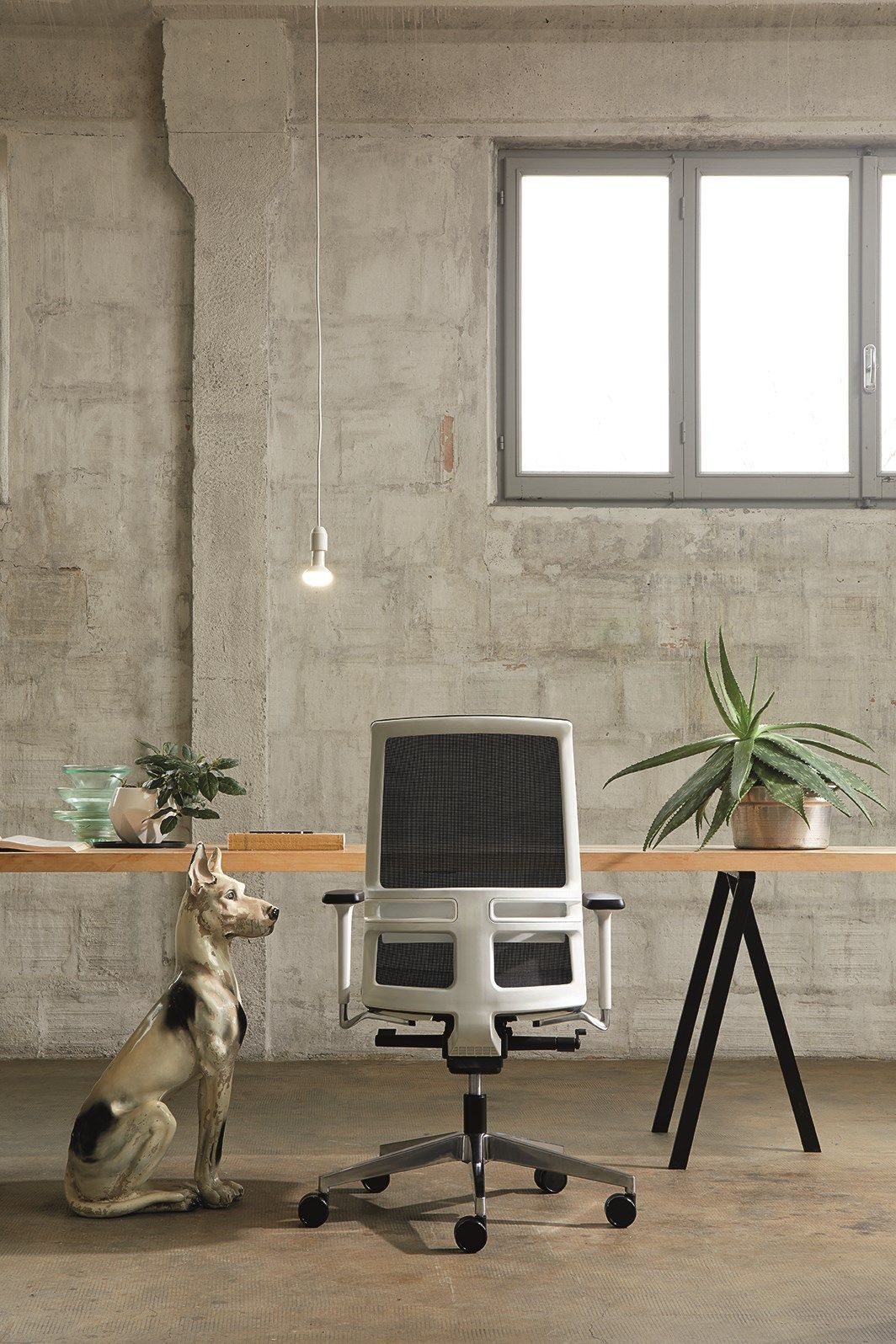 Мягкое регулируемое по высоте офисное кресло с подголовником Nahu Omnia White ARCH-00126372 - Вид №2