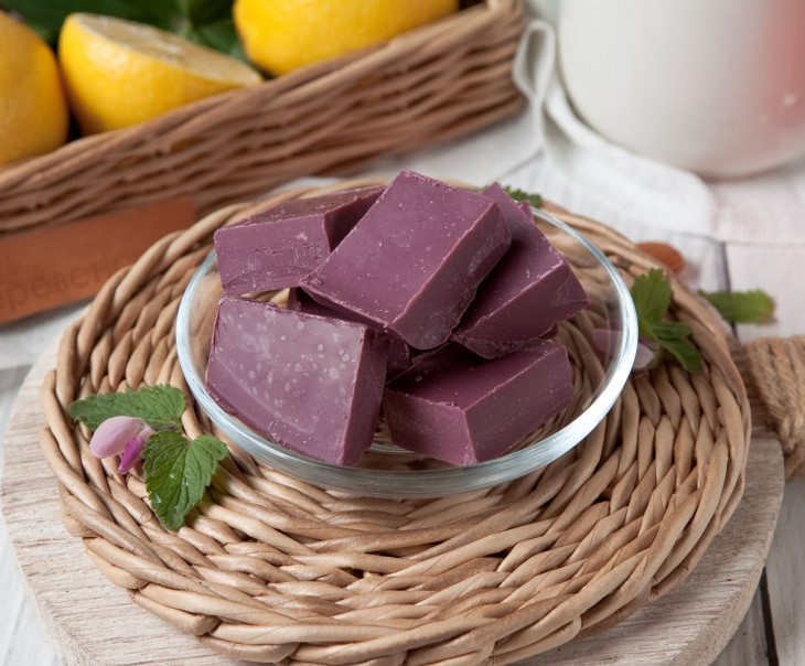 6554 Шоколад ремесленный белый кусковой с черной смородиной Вкусляндия 