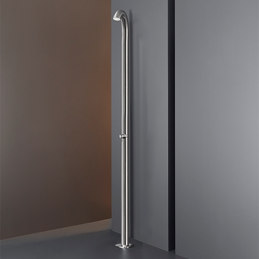 Свободно стоящий душ на открытом воздухе в AISI 316L из нержавеющей стали. Выход диск с дождевой струей в Delrin® белый матовый, контролируемый смеситель из коллекции MILO360  BLD01 CEADESIGN  - Вид №1