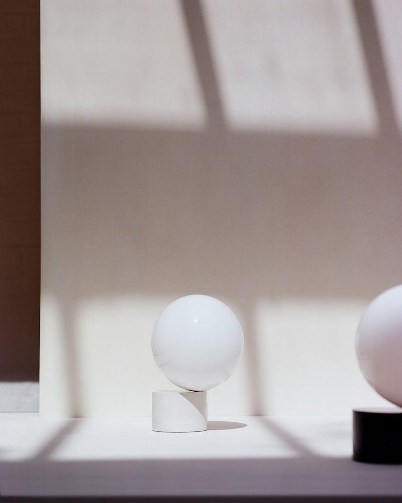 Светодиодная настольная лампа из опалового стекла и матовой латуни Michael Anastassiades Tip of the Tongue ARCH-00116600 - Вид №2