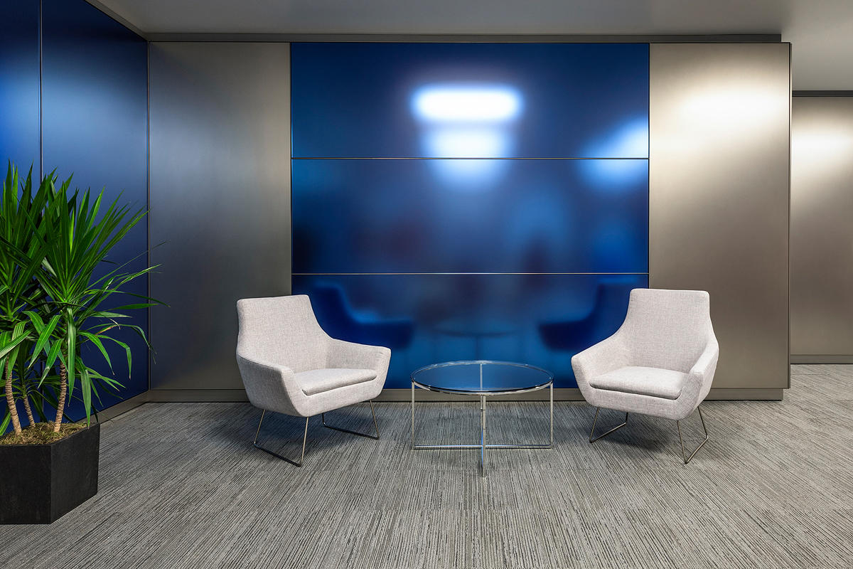 FSRT638 Система обшивки стен Levelr с панелями из вивихромного хромисового стекла в отражающей конфигурации с прослойкой индивидуального цвета и отделкой opalex, а также изготовленными на заказ выступающими ребрами черного цвета в международном аэропорту Forms-surfaces  - Вид №16