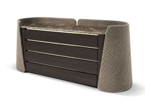 Деревянный комод с стеганым покрытием