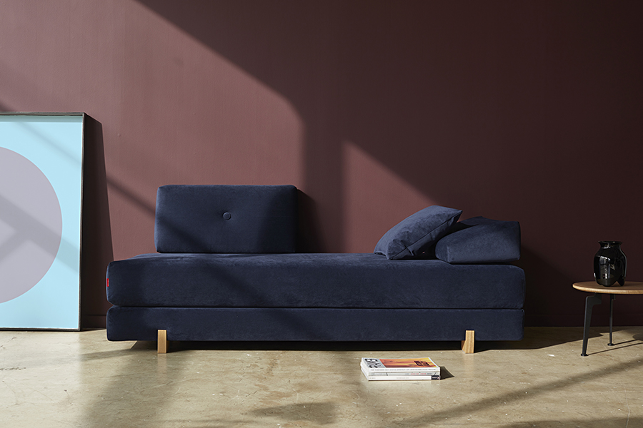 Диван Sigmund с двумя подушками и ножками Drip из лакированного дуба, темно-синий Innovation Living SIGMUND541 - Вид №1