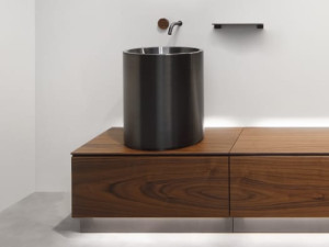 Санитарный модуль из нержавеющей стали и дерева для умывальника