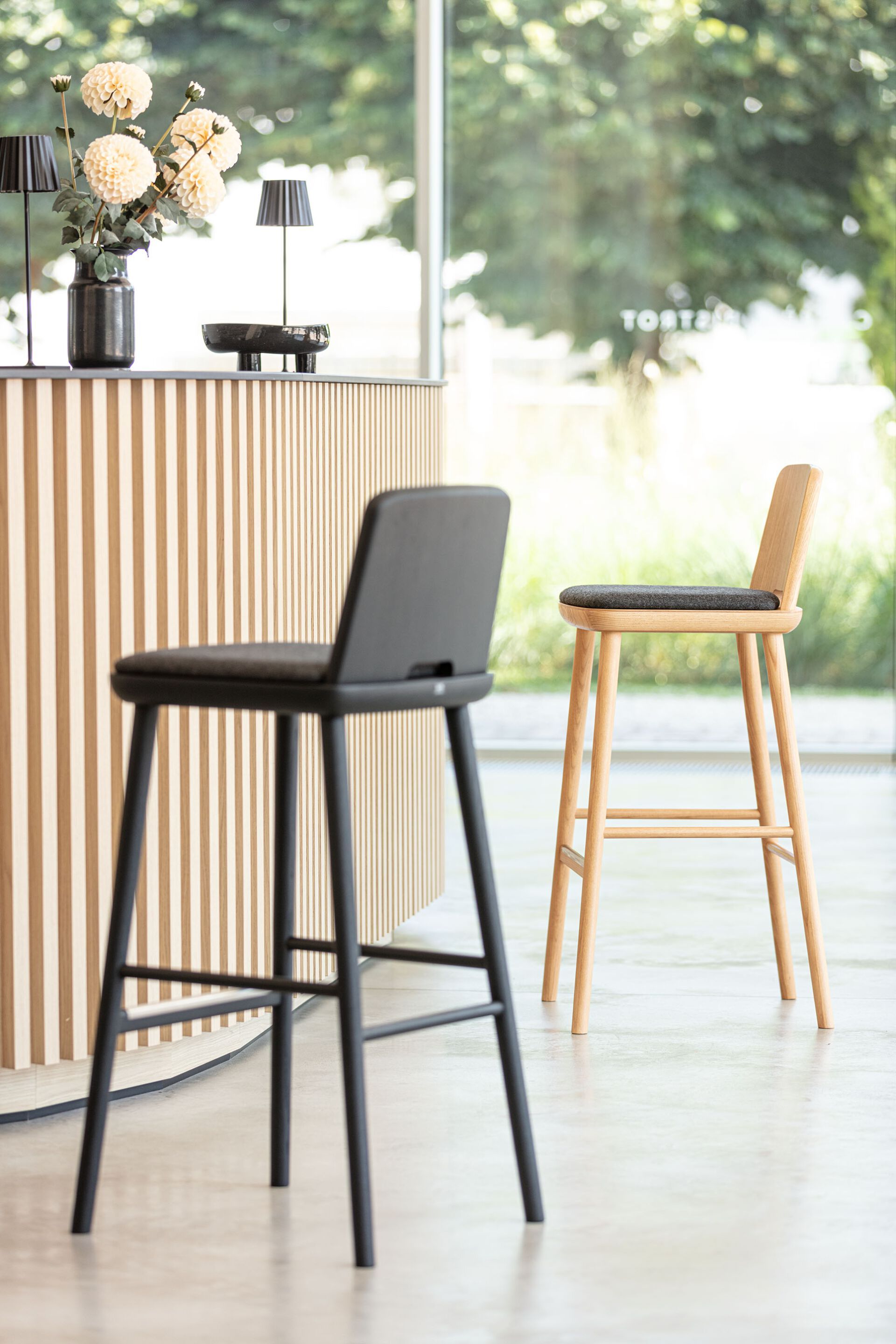 Высокий стул из ясеня с мягким сиденьем SIPA планшет ARCH-00110006 - Вид №4